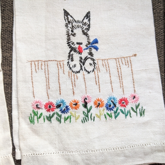 Vintage Linen tea towels hand embroidered set of 3 Scottie dog flowers 1950's - Picture 2 of 5